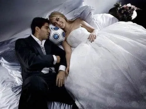 The wedding photo of Luis Suarez and Sofia Balbi.