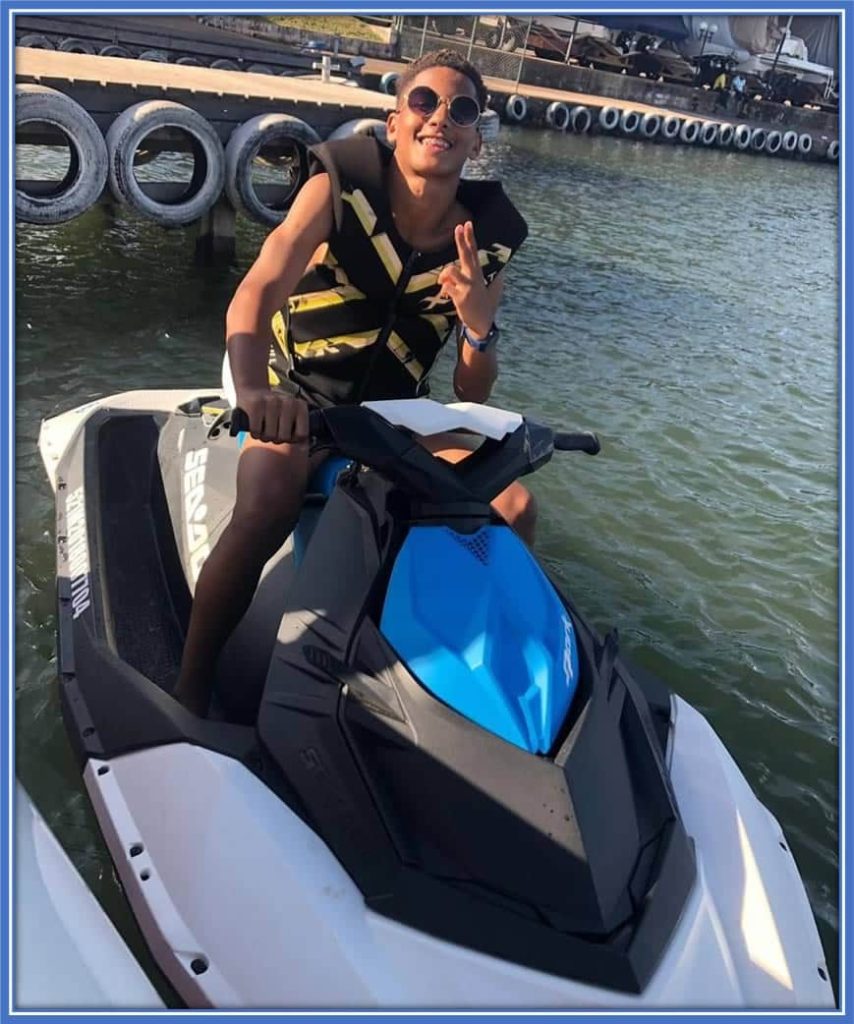 A 15-year-old Angelo relishing a serene boat ride in the picturesque waters of Brazil. Image: Instagram/angelogabriel.