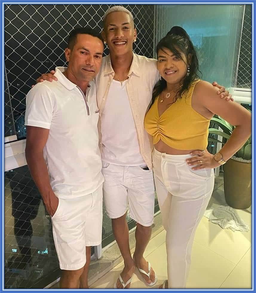 Elismar Damaceno with his celebrity son and wife. Credit: Instagram/angelogabriel.