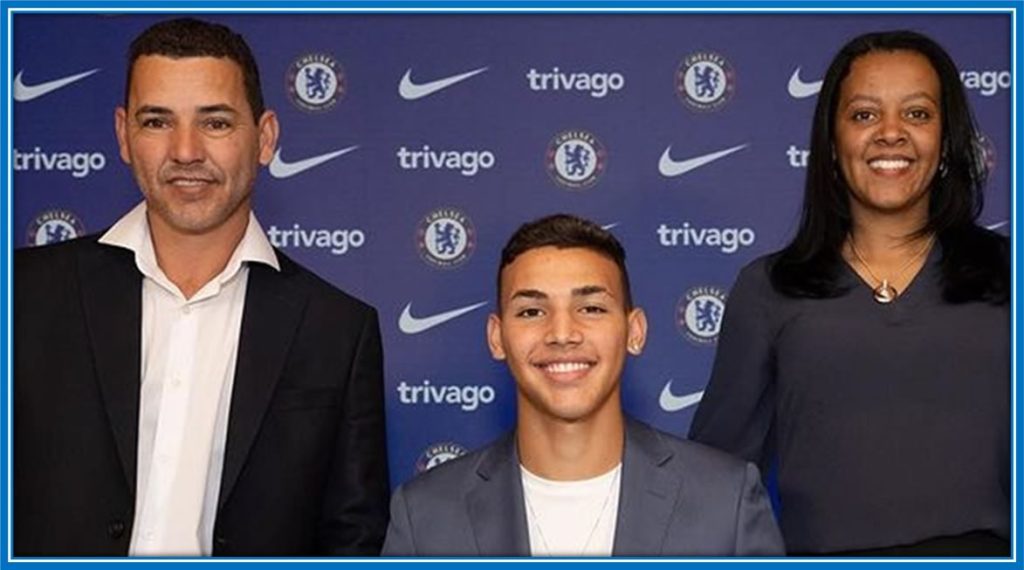 On August 24, 2023, a landmark moment arrived for Deivid Washington's parents, Francisco Carlos Eugênio and Lúcia Elaine. Their son marked a significant milestone in his football career by signing his inaugural contract with Chelsea FC.