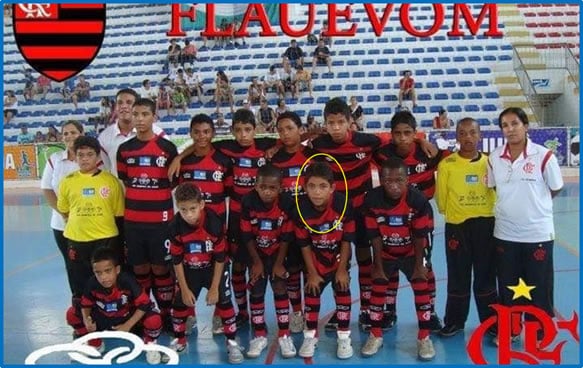 Young Douglas assembles with his teammates for a photo session before a football game with his new club, Vasco da Gama. Image: Netvasco.