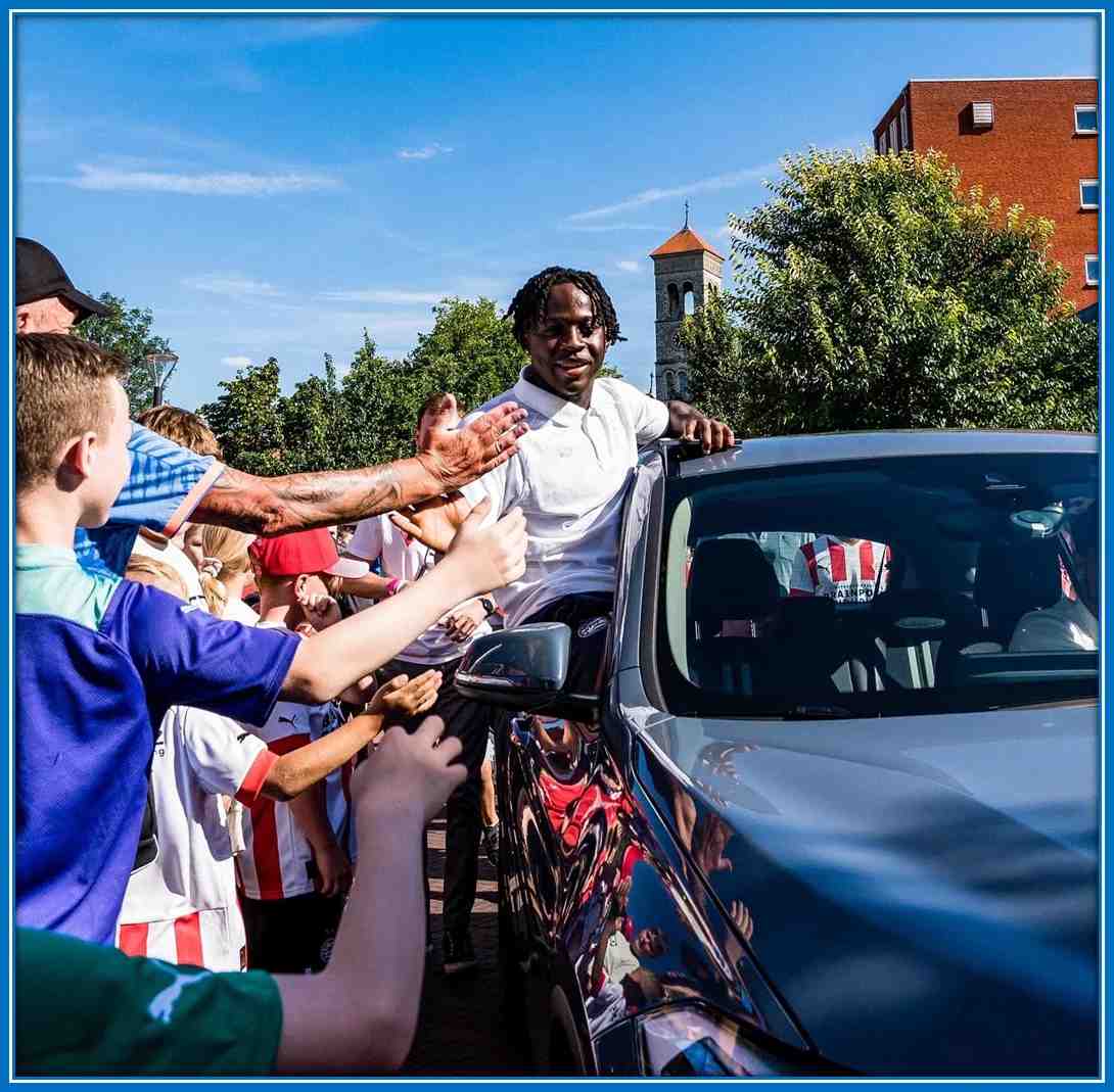 Johan Bakayoko in one of his cars connecting with his fans. Source: Twitter/johanbakayoko_/