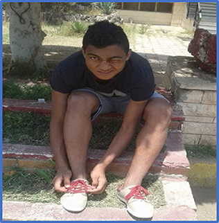 Here is the footballer tying his shoelaces as he prepares to join the street sport. Source: Emaratalyoum.