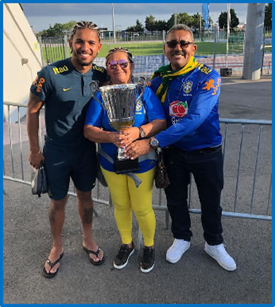 Meet Douglas Luiz's Parents- his mother, Maria and his father, Edmilson Soares, as they hold his trophy with him. Image: Netvasco.