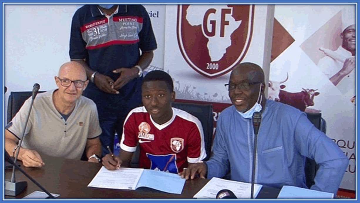 With his dad present, the African midfielder signed a contract with French Ligue 1 club FC Metz in the summer of 2021.