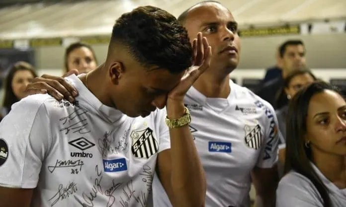 Rodrygo Goes was emotional as he said goodbye to his beloved Santos. Credit to IG.
