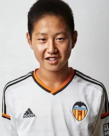 The youngster's development was rapid at Valencia. Thanks to his family, who made the decision to live with him.