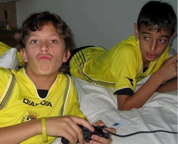 Bruno Fernandes (right) played a video game with his friend before a training session at Boavista FC.