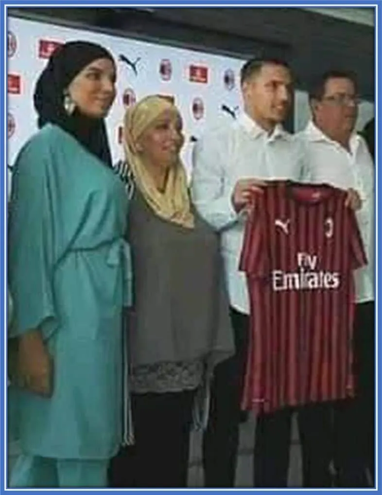 On this day at the AC Milan headquarters, Ismael Bennacer's mother and sister wore a hijab to his contract signing, showing respect for their faith and tradition. Afterwards, many photos circulated online, praising them for being modest despite how rich their family had become.