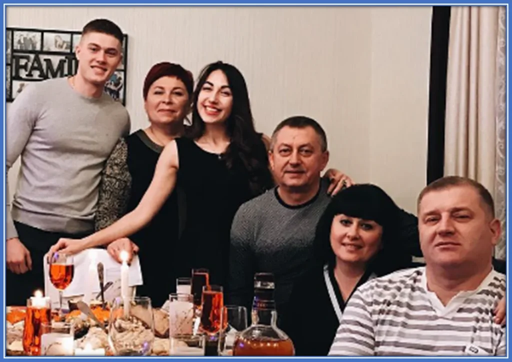 A family photo with Artem Dovbyk. Image Source: Instagram.com/yuliia.dovbyk/