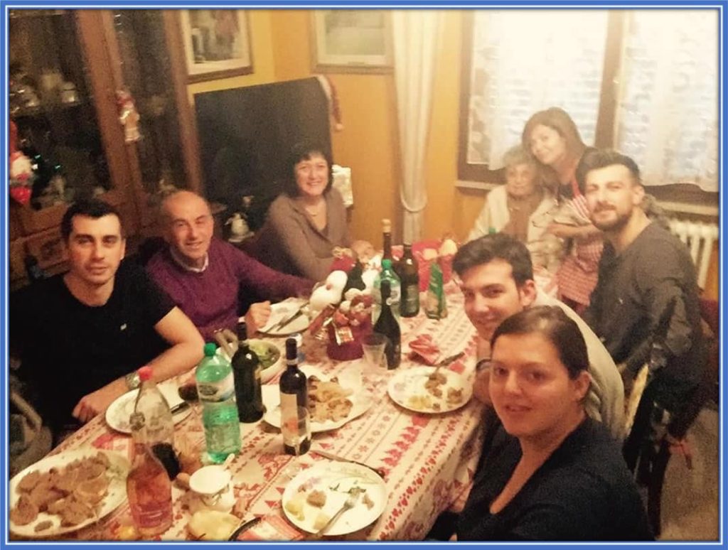 Christmas joy with loved ones, unveiling Francesco Acerbi's extended family. Source: Instagram/francescoacerbi88.