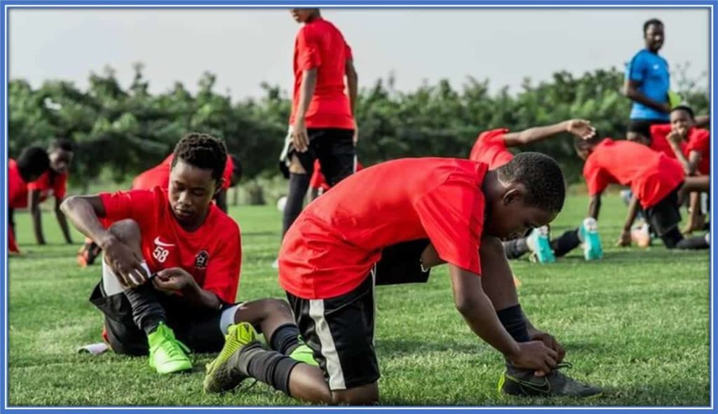 From Dreams to Reality: Simon Adingra and Mohammed Kudus, once part of these budding stars at Right to Dream. This Ghanaian football academy, established in 1999, has nurtured 282 graduates, catapulting numerous talents to European football leagues.