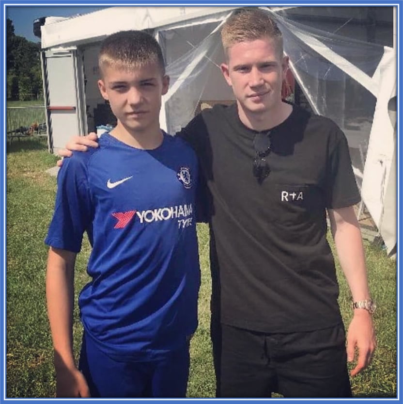 Alfie once shared a moment with future Manchester City legend Kevin De Bruyne. He received mentorship and built friendships with KDB during his short time at Chelsea. Image: Instagram/alfie.gilchrist.