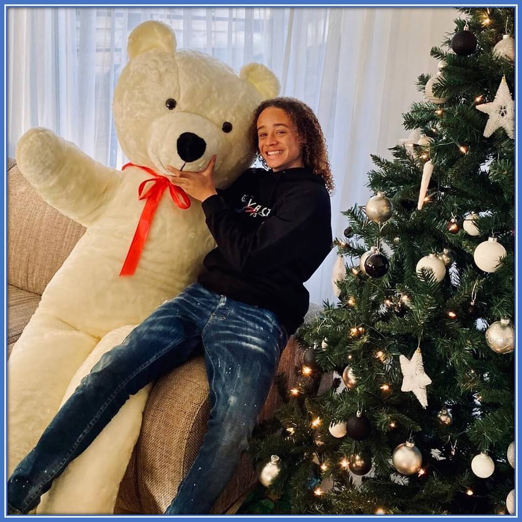 Getting to celebrate the 2019 Christmas with his huge teddy was a wonderful experience for the skilled athlete.