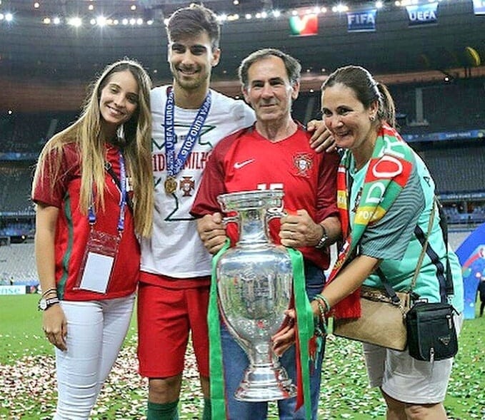 Andre Gomes takes Family Photo with Lisa Goncalves. Credit to Twitter.