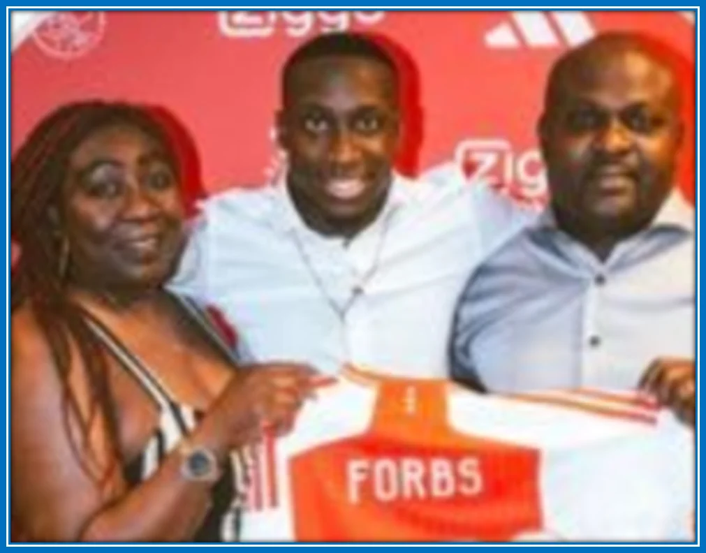 Carlos Borges and his parents. Photo Source: Twitter/CarlosForbs