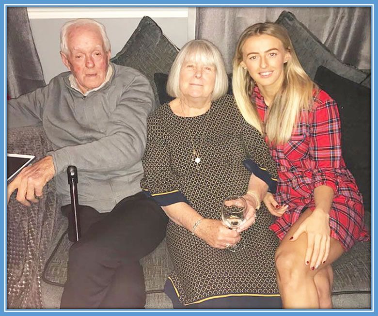 A precious moment captured as Chloe Kelly and her grandparents share smiles, radiating warmth and cherished memories before the passing of her beloved grandfather. Source: Instagram/Chloekelly