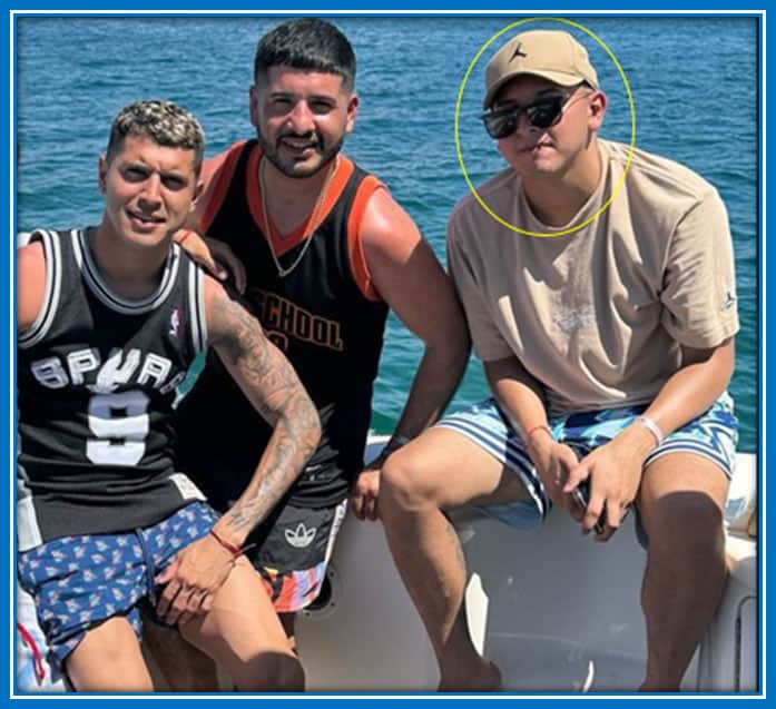 The Bayer Leverkusen midfielder with his close companions. Photo: Instagram exepalaciosok.