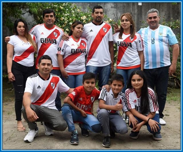 Meet the Exequiel Palacios's family, with his uncles and cousins. Image: lagaceta