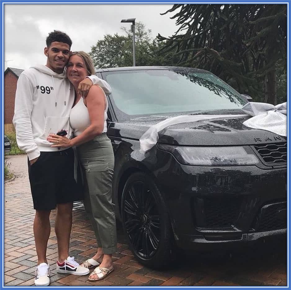 Leanne, the unwavering pillar of strength behind Morgan, was on this day rendered speechless as her son gifts her a brand-new Range Rover. Image: Twitter/Morgangibbs27.