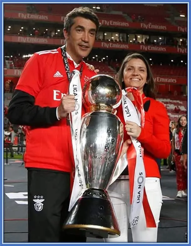 Maria Campos celebrates with her husband after winning the Primeira Liga trophy for Benfica.