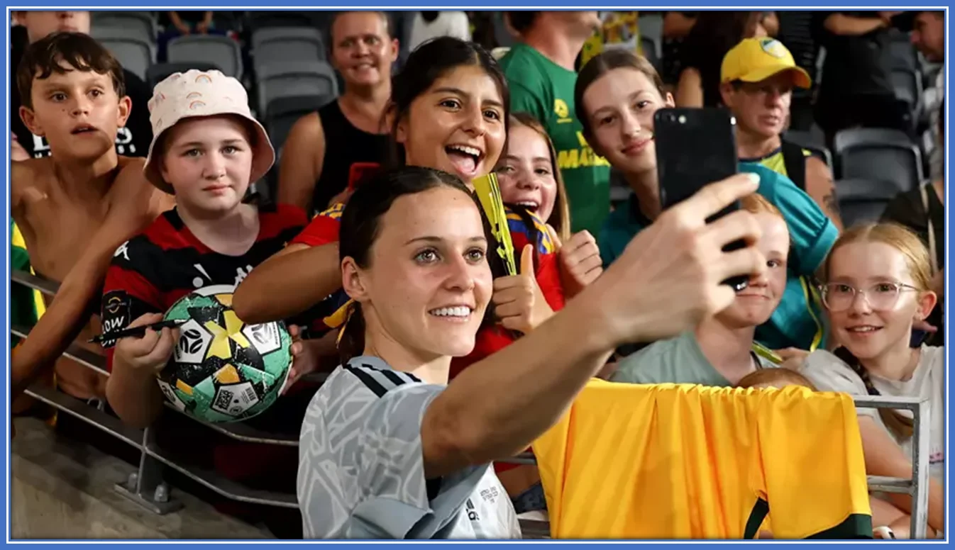 Hayley Raso taking a selfie with her fans. Sources: Fifaplus.