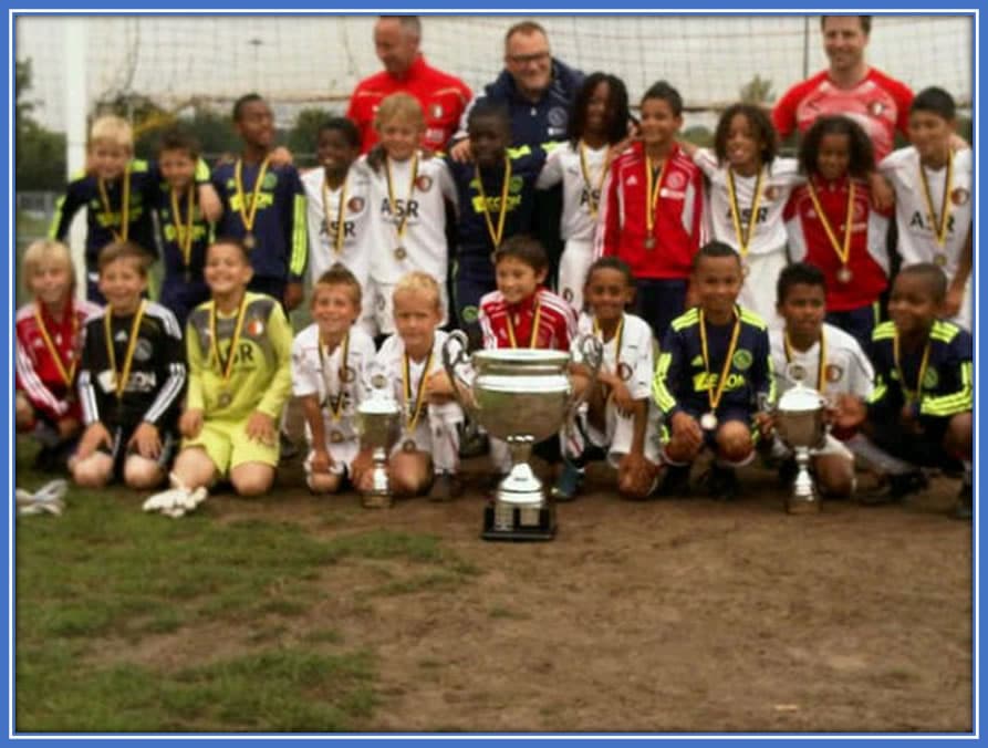 On the 21st of June 2011, youngsters from Feyenoord and Ajax posed together for a photograph before a final. Such camaraderie is rare to witness among professional football players for both clubs. Source: facebook/maatsen.