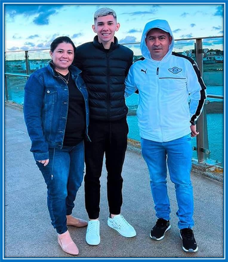 Meet Julio Enciso's Parents, who are his Pillars of Strength. Despite their humble professions - Angelina, a diligent cleaner, and Luis, a hardworking street vendor - they instilled in their son a priceless spirit of humility. Credit: Instagram/julioenciso.33