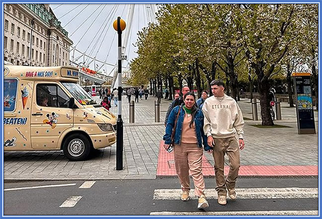 Angelina Espinola and her son, Julio Enciso, are pictured here taking a walk in Brighton, a seaside resort in South England. Image: Instagram/julioenciso.33.