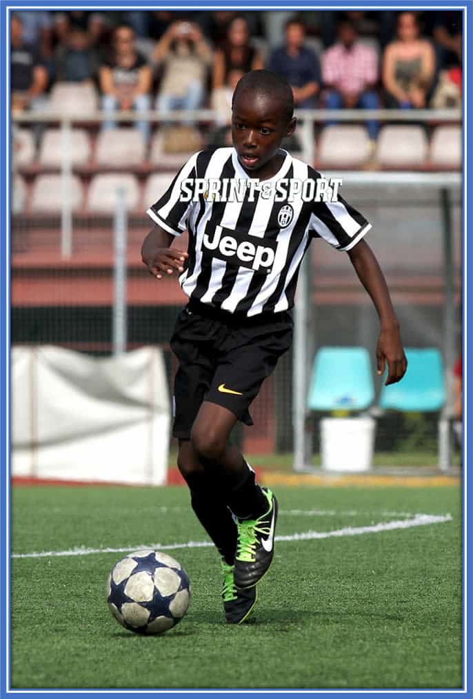 Michael Kayode, a Determined Athlete, Proudly Dons the Juventus Jersey, Reflecting His Complete Training Journey in the Iconic Black and White. Credit: Sprinte&sport.