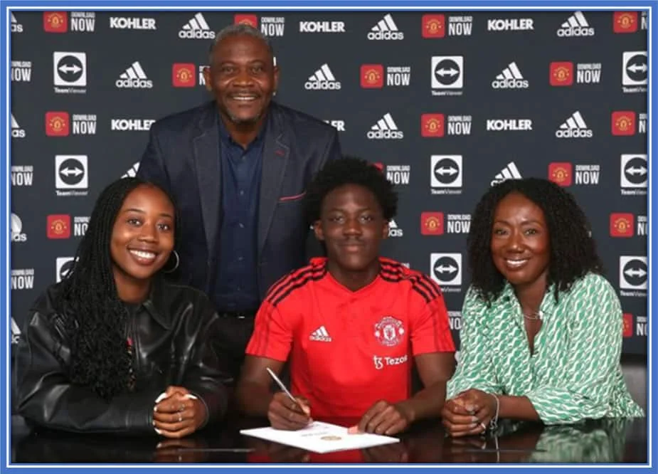 It was an amazing moment for Kobbie, the field magician, as he signed a long-term contract with Manchester United Club. Source: Instagram/@kobbie.