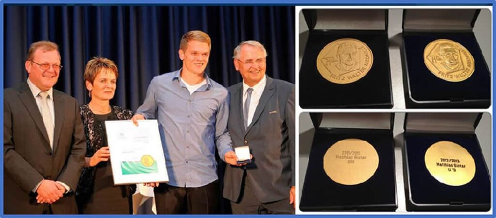 Ginter receives his Fritz gold with his parents by his side. Image: Instagram matzeginter28, badische-zeitung.de.