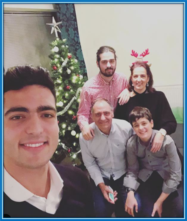 Here are members of Mikel Merino's family enjoying a photoshoot together. Credit: Instagram mikelmerino.