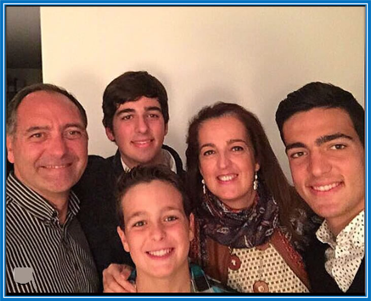 Meet Mikel Merino's parents - his father (Angel Merino), mother (Maite Zazon), and his two brothers (Unai and Jon). Source: Instagram mikelmerino.