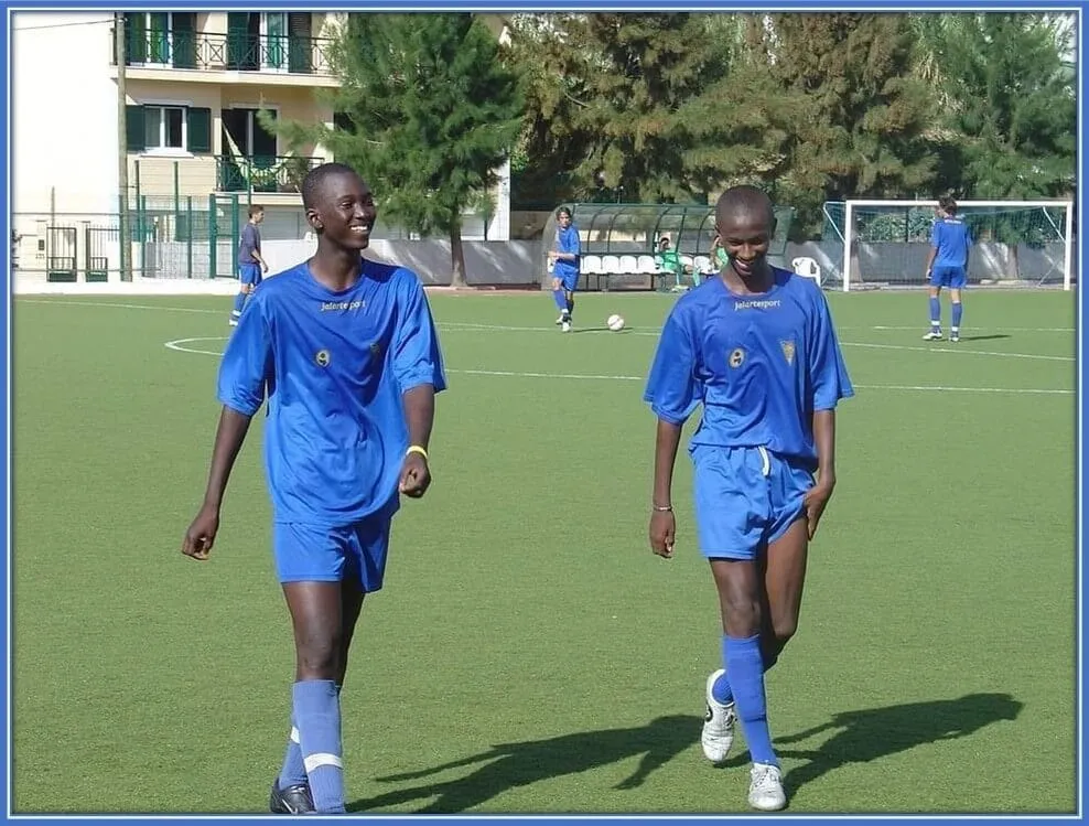 What a peaceful way to spend his youthful days on the pitch. See how he smiles gently as he walks down the field.