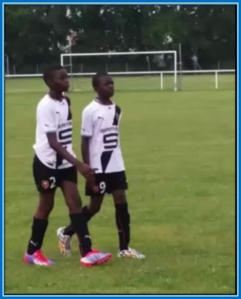 Young Lesley at Rennes Academy. At this time, he benefited from Mathieu Le Scornet's guidance in pre-training and enjoyed the unique advantage of family proximity to Roazhon Park.