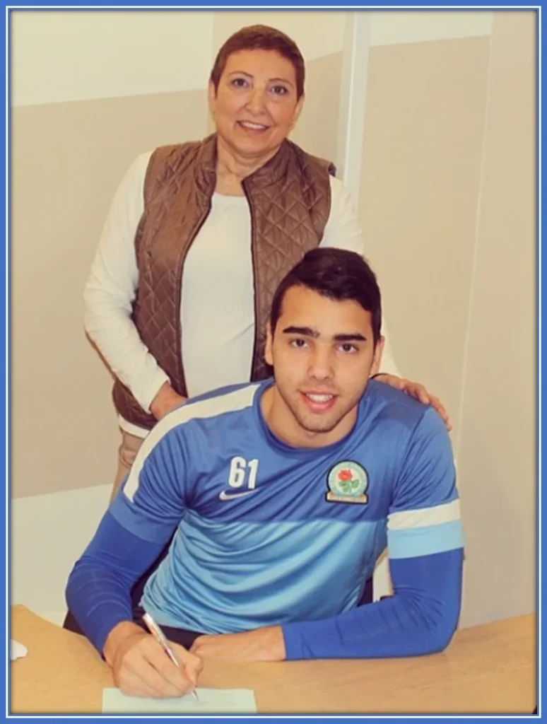 David Raya with his mother signing a contract with Blackburn Rovers. Image Source: Instagram/d.raya1.