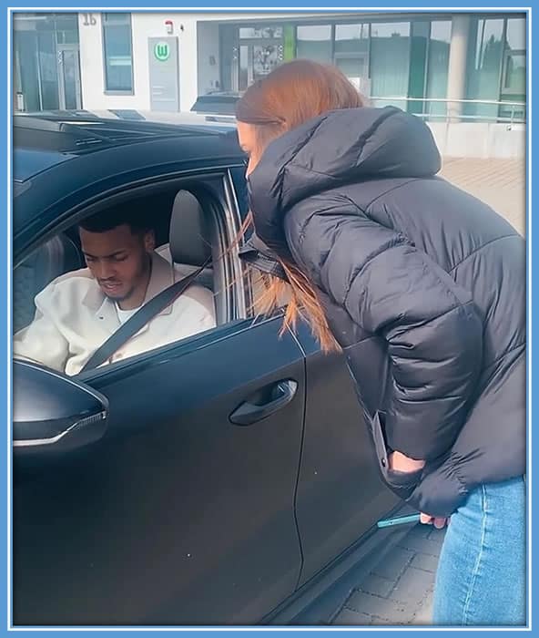 Felix indulges a fan as he signs an autograph. Source: Instagram/Favouritenmecha.