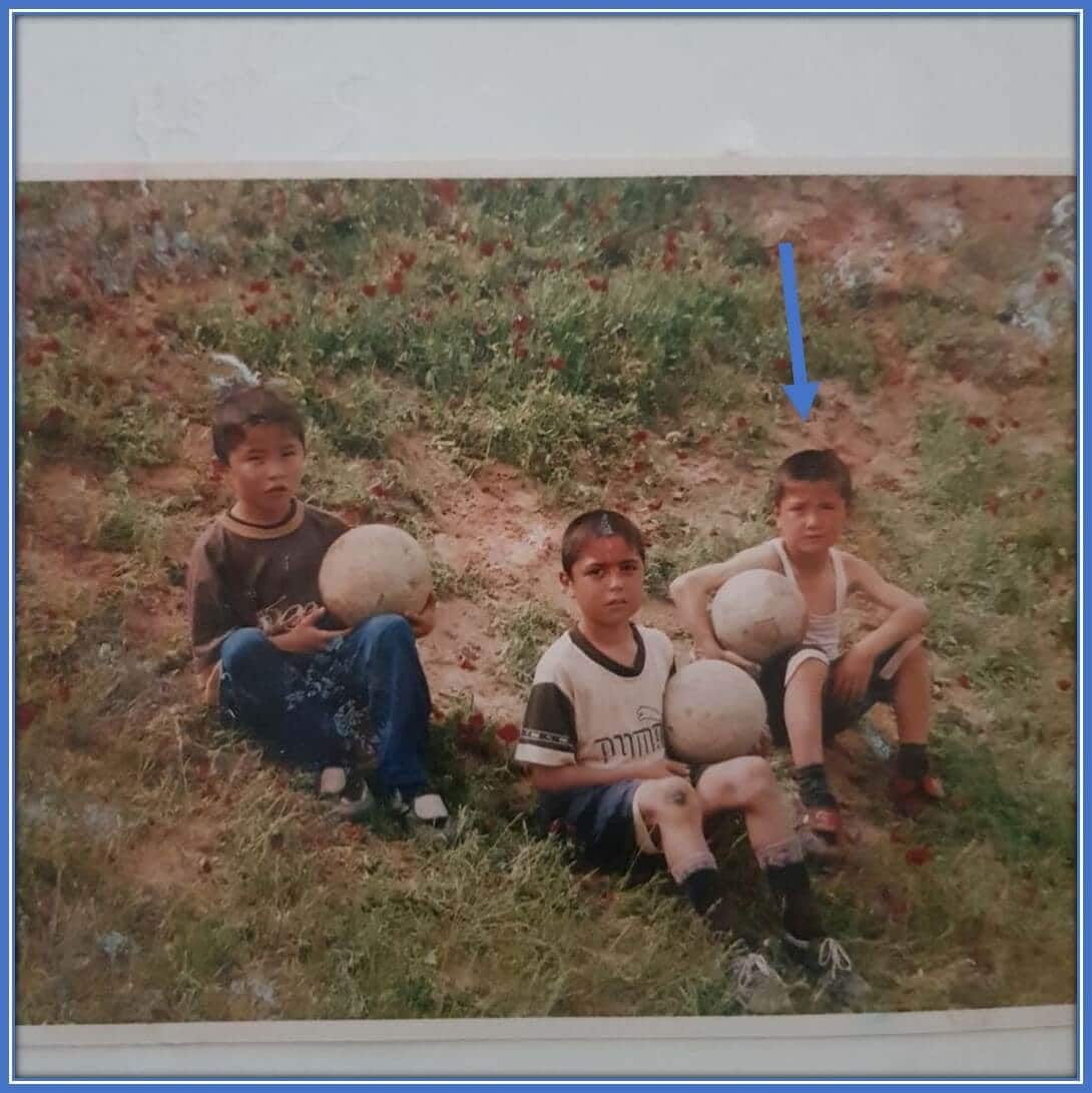 What a beautiful way to start out as an athlete. See how he holds onto his ball with his cousins by his side like professional referees.