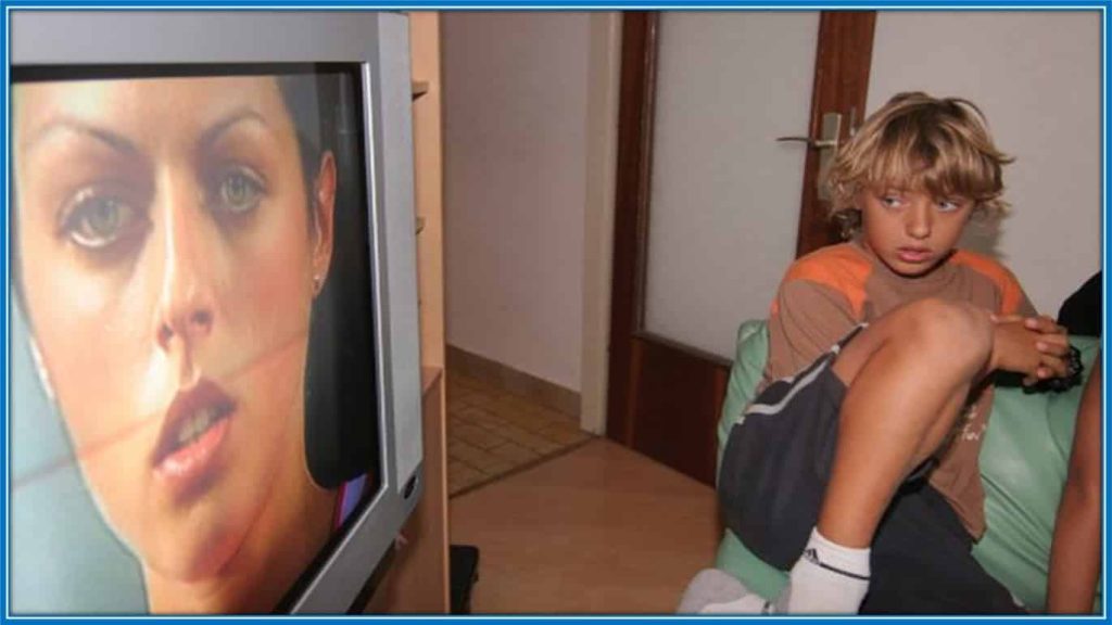 This is a young Nikola Vlašić watching his older sister, Blanka, win a gold medal at the memorable World Athletics Championships in Osaka in 2007, a defining moment in both their lives.