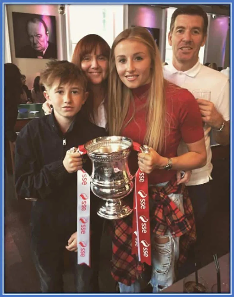 Behold the family of Leah Williamson. The athlete and father are on the right, while her mum and brother are on the left.