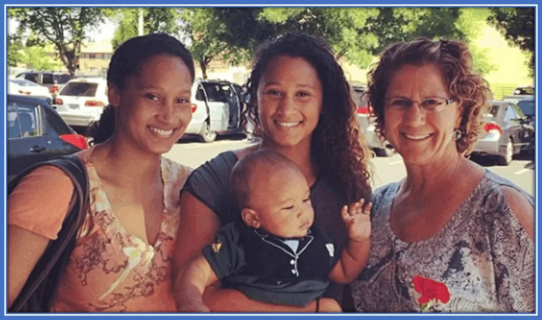 A happy photo showing Lynn with her kid, her sister, Jessica, and their mother.