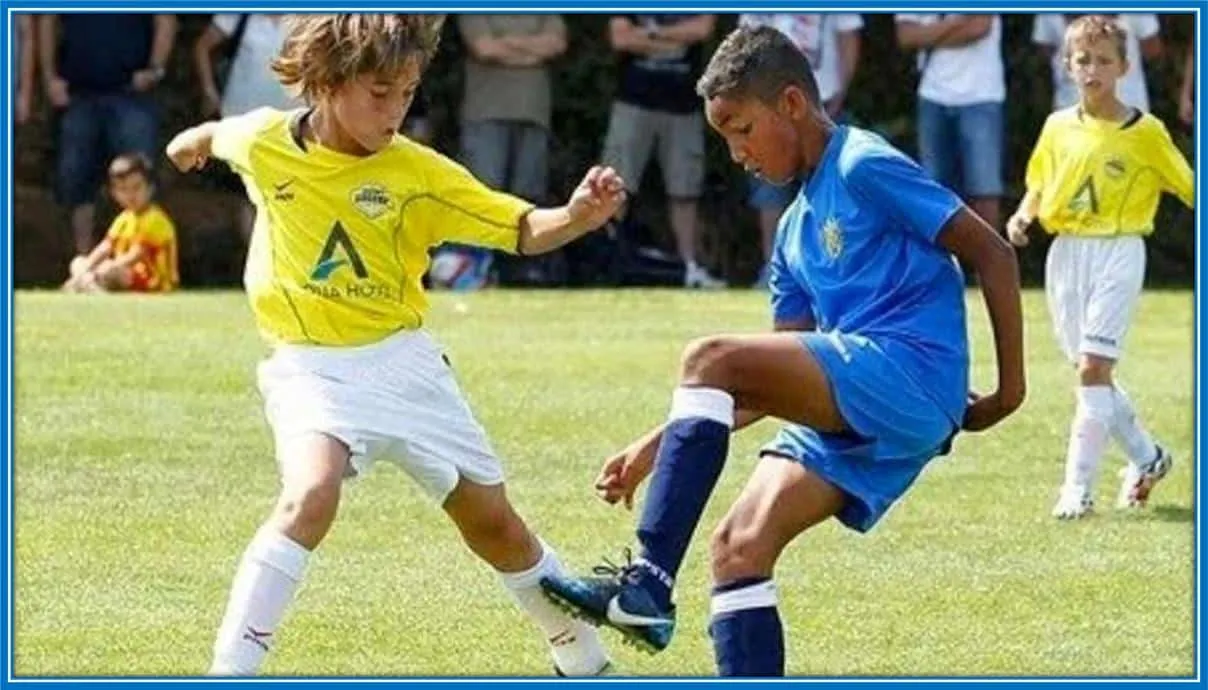 Young Álvaro Rodríguez, playing for his first football school (Global Palamós).