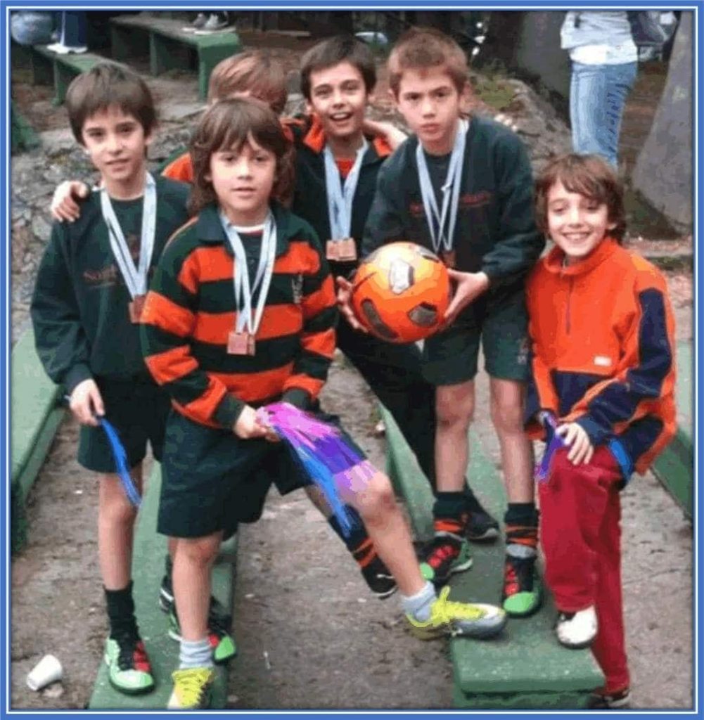 A childhood photo of Facundo Pellistri with his peers.
