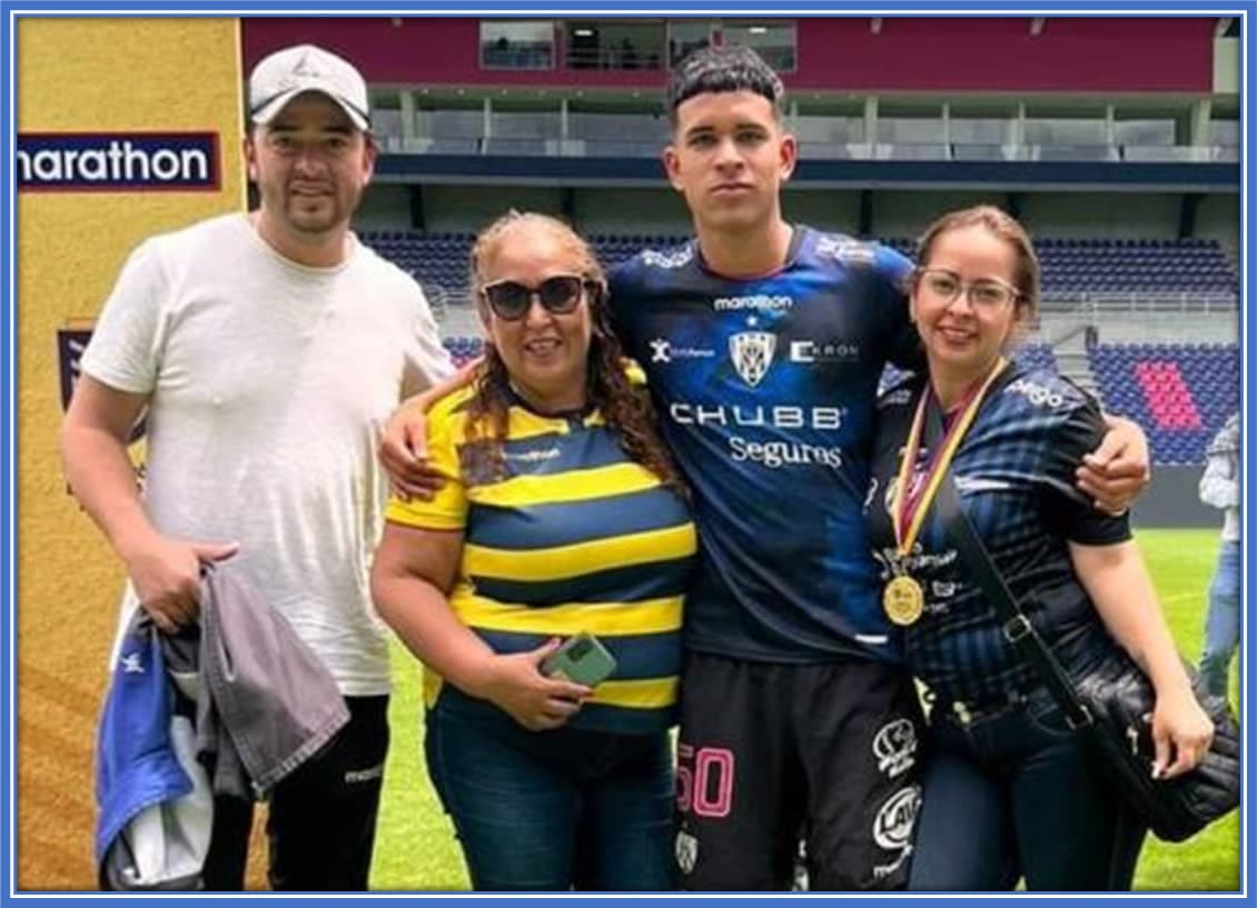 This photo explains Kendry Paez with his strong family support: Pictured alongside his mother, Jéssica Andrade, grandmother, and uncle after an Independiente del Valle match.