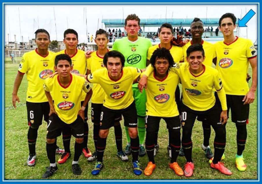 Leonardo Campana with his lower divisions team in Barcelona Sporting Club.