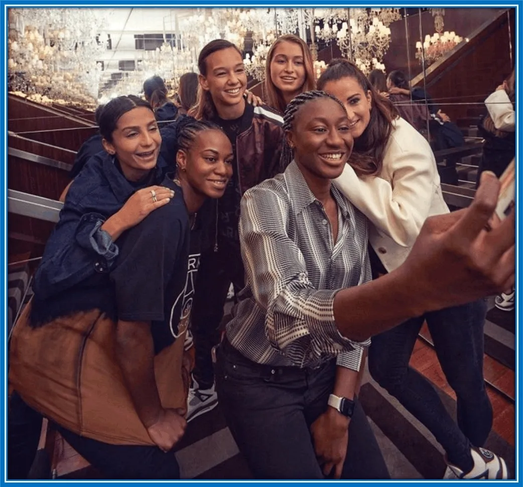 Marie-Antoinette Katoto is having a selfie moment with her teammates.