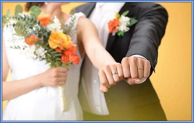 The wedding photo of Kaoru Mitoma and his wife.