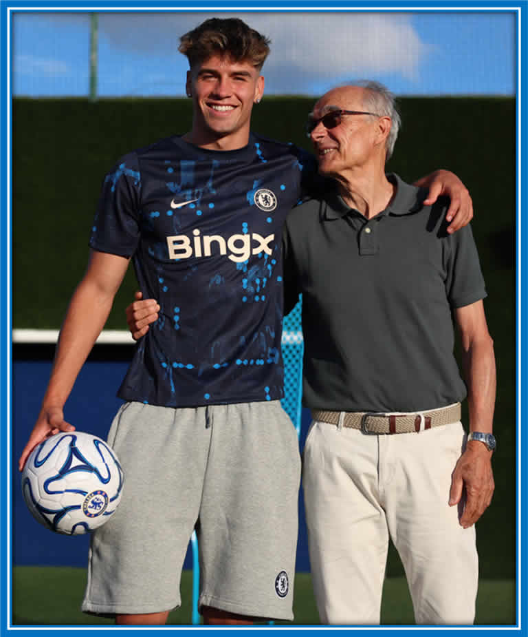 Meet Joaoquim the former defender of Chelsea with his grandson. 