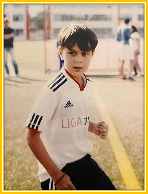 A rare photo of how the defensive midfielder looked like a child on the pitch. Image: Instagram@alekspavlovic_